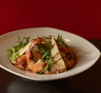 Salade César aux gambas et saumon
