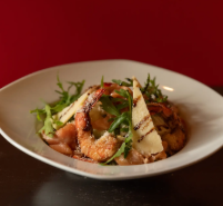 Salade César aux gambas et saumon